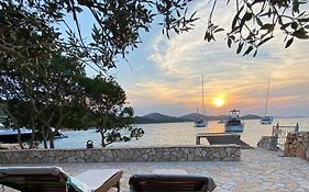 Beach House Danica - Resort & Tavern Bain, Free Transport, Pool, Island Of Zut - Kornati