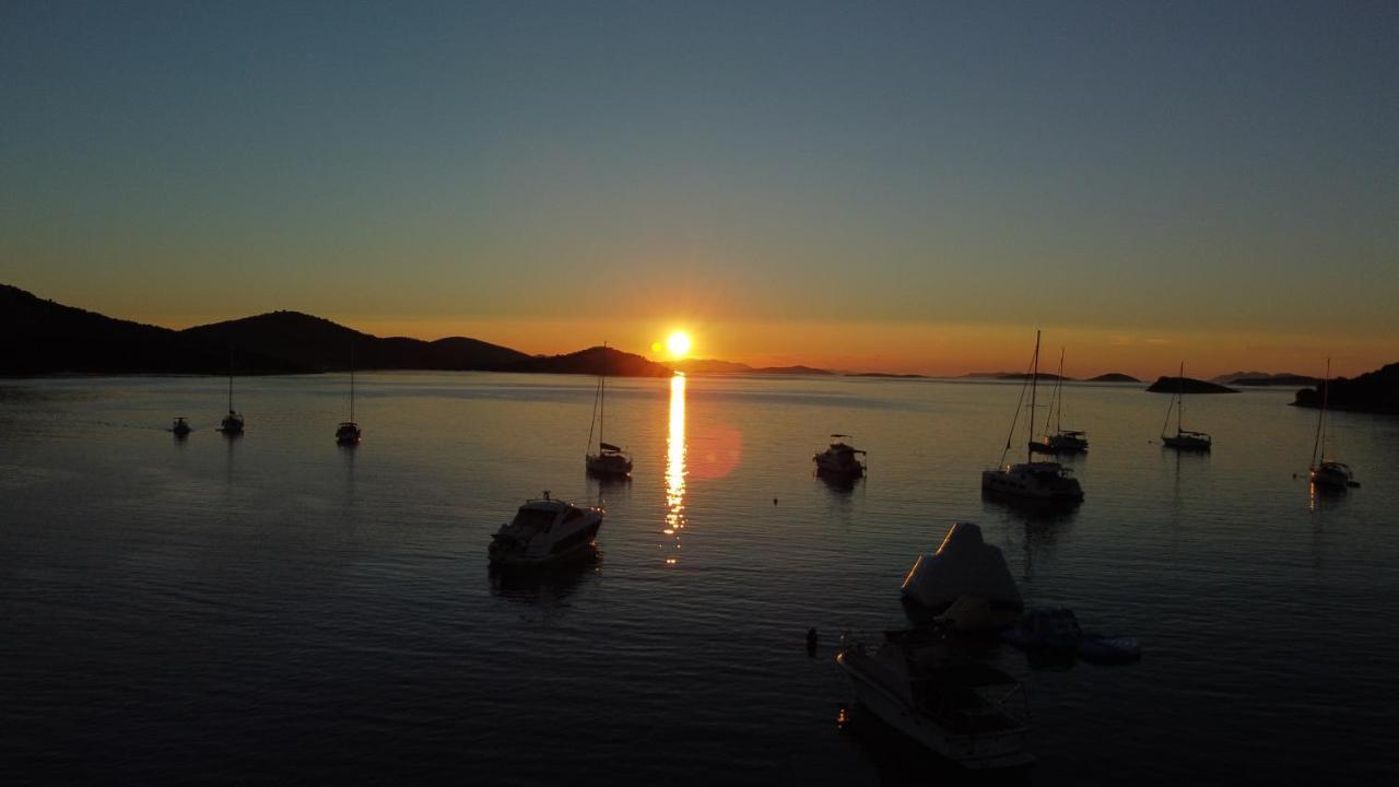 Beach House Danica - Resort & Tavern Bain, Free Transport, Pool, Island Of Zut - Kornati Pristanisce Exterior foto