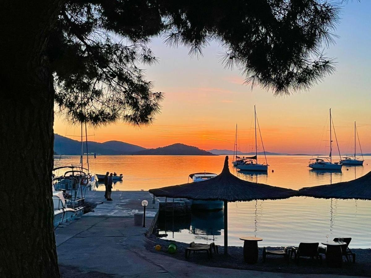 Beach House Danica - Resort & Tavern Bain, Free Transport, Pool, Island Of Zut - Kornati Pristanisce Exterior foto