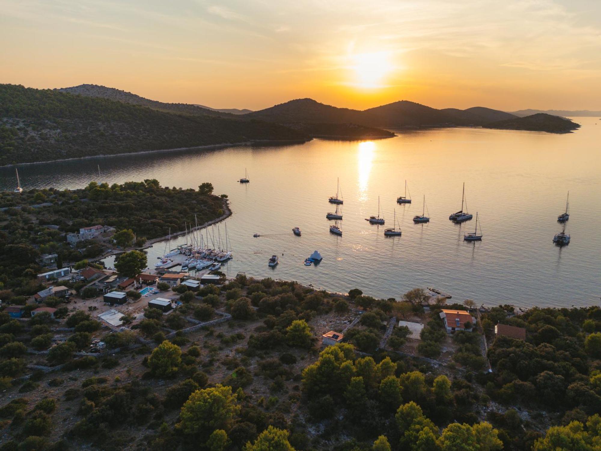 Beach House Danica - Resort & Tavern Bain, Free Transport, Pool, Island Of Zut - Kornati Pristanisce Exterior foto